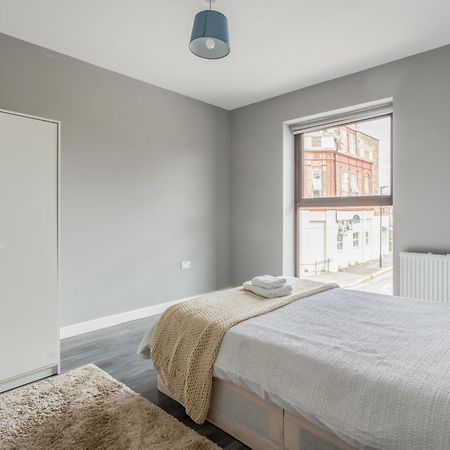 Modern Double Room With Shared Bathroom London Exterior photo