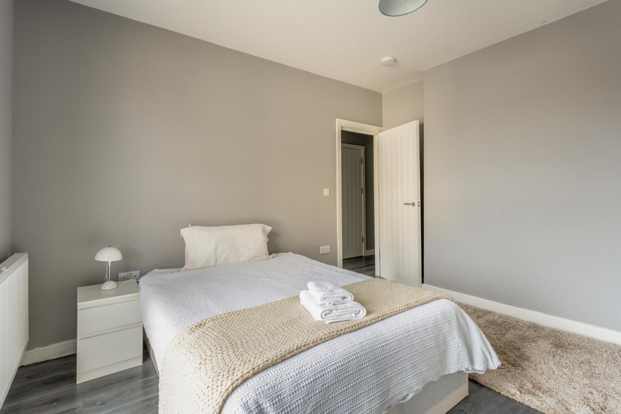 Modern Double Room With Shared Bathroom London Exterior photo